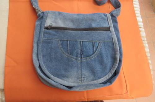 Hand blue denim bag with 3 zipped up departments. Made from used jeans size 30x30 cm.