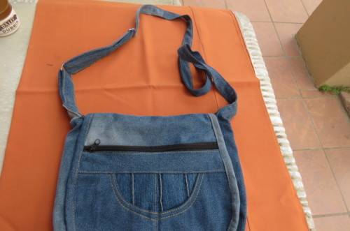 Hand blue denim bag with 3 zipped up departments. Made from used jeans size 30x30 cm.