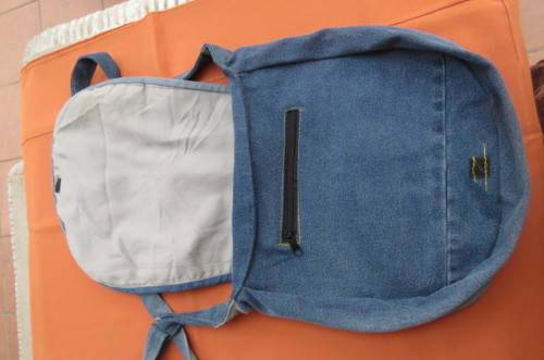 Hand blue denim bag with 3 zipped up departments. Made from used jeans size 30x30 cm.