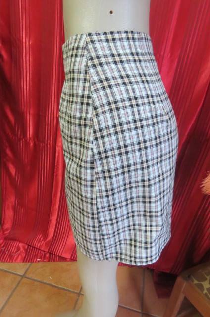 Cute fold over mini skirt in black, white and peach check. Bandless. Size 32/8. Poly/viscose.As new