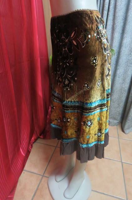 Charming velvet skirt in different browns with turquois and cream pattern. Size 32/8 by 'Cool Girls'
