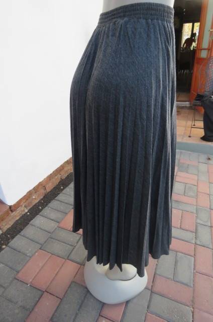Stunning permanent pleated skirt in mottled fossil grey by 'Foshini' in size 34/10.
