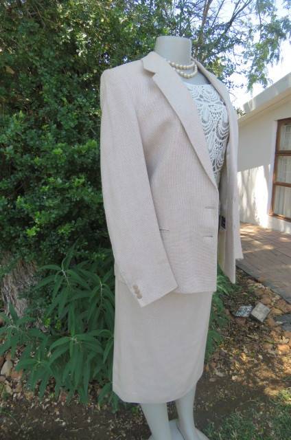 Best Quality 2 piece 'Carducci' skirt suit in size 37/13. Fully lined. With original belt.