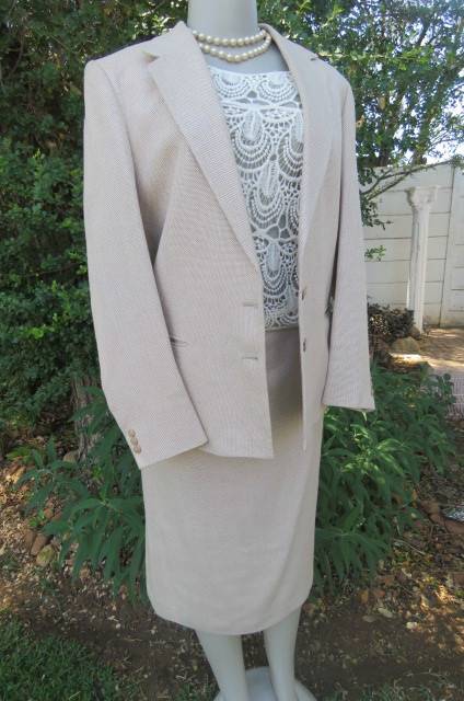 Best Quality 2 piece 'Carducci' skirt suit in size 37/13. Fully lined. With original belt.