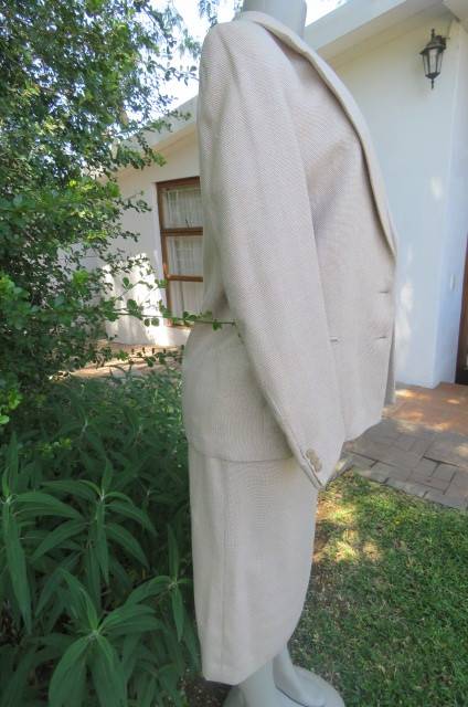 Best Quality 2 piece 'Carducci' skirt suit in size 37/13. Fully lined. With original belt.