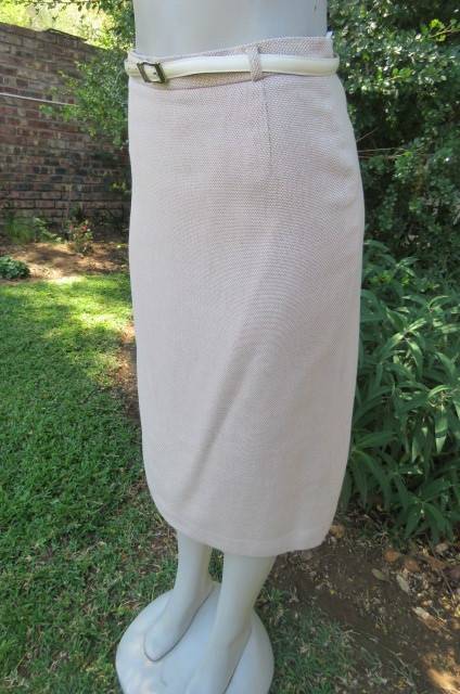Best Quality 2 piece 'Carducci' skirt suit in size 37/13. Fully lined. With original belt.