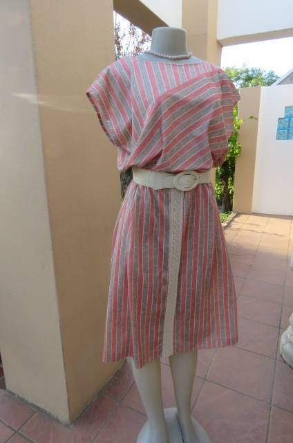 Amazing vintage dress by 'Miss Lynn by Manhattan' size 38/14. In 100% wash+wear polyester. As new.