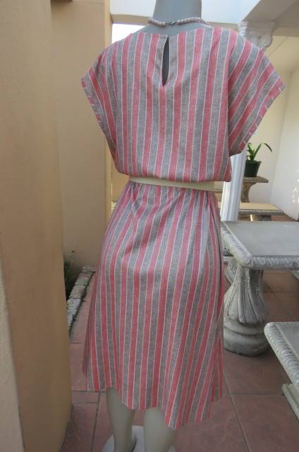 Amazing vintage dress by 'Miss Lynn by Manhattan' size 38/14. In 100% wash+wear polyester. As new.