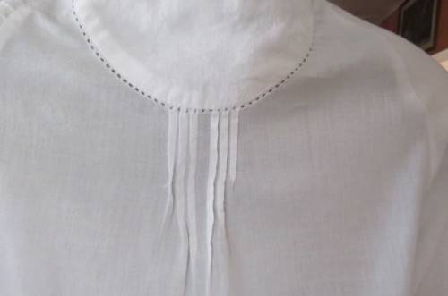 Beautiful white top by 'Poetry' in size 34/10. In 100% cotton. Raglan sleeves. Long length.
