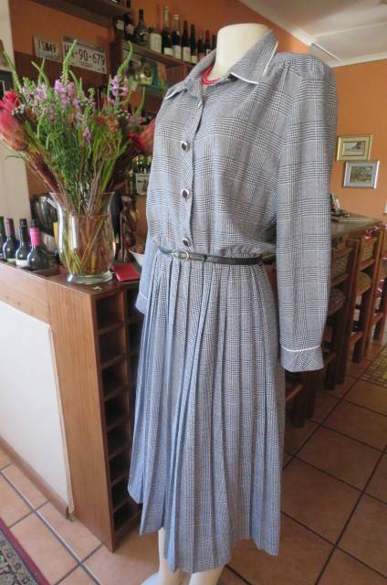 Top of the line vintage dress in black + white classic check pattern size 36/12 by 'Manhattan'.