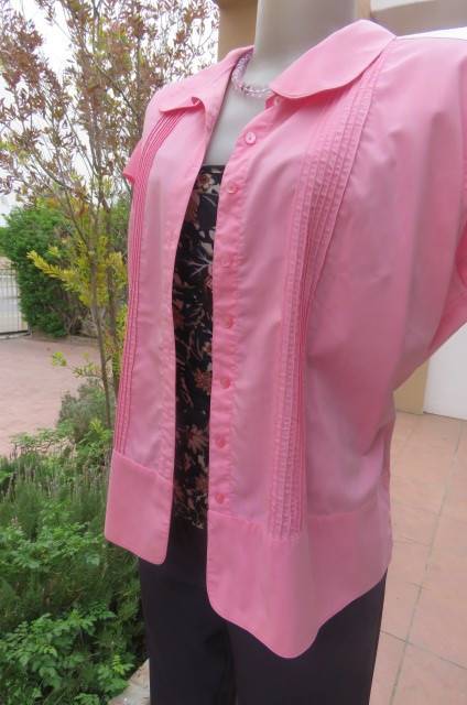Beautiful carmin pink top with capped sleeves. Tucked seam decoration on front size 44/20.