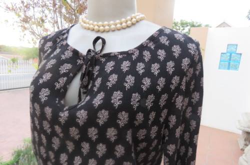 Black creased viscose/polyester fabric long sleeve dress. Blouson waist. Size 40/16.