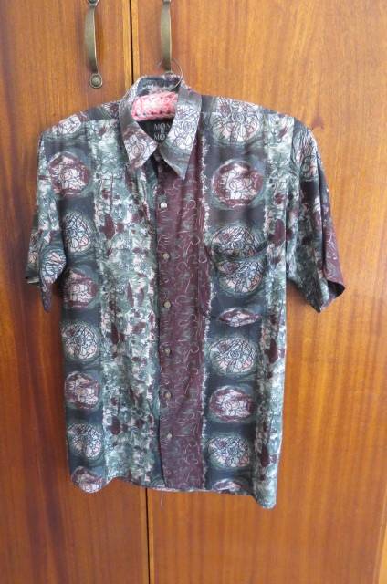 Handsome Men's 100% cool viscose dark jewel coloured short sleeve shirt in size Small-chest 96 cm.