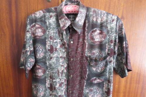 Handsome Men's 100% cool viscose dark jewel coloured short sleeve shirt in size Small-chest 96 cm.