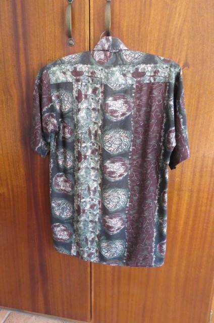 Handsome Men's 100% cool viscose dark jewel coloured short sleeve shirt in size Small-chest 96 cm.