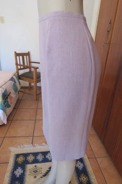 Lavender skirt with mottled look. Just under knee length. Size 42/18 by `Merien Hall`.New condition.