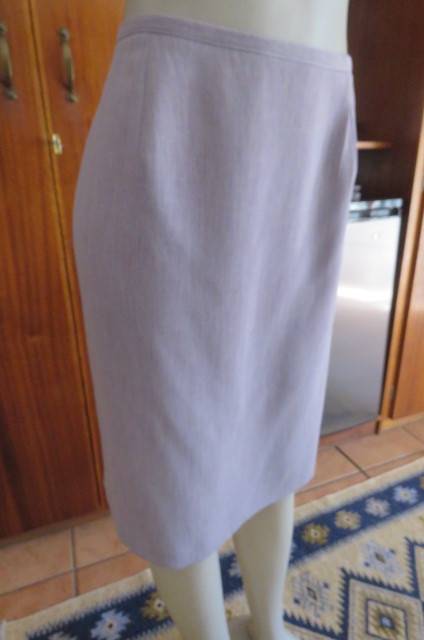 Lavender skirt with mottled look. Just under knee length. Size 42/18 by `Merien Hall`.New condition.