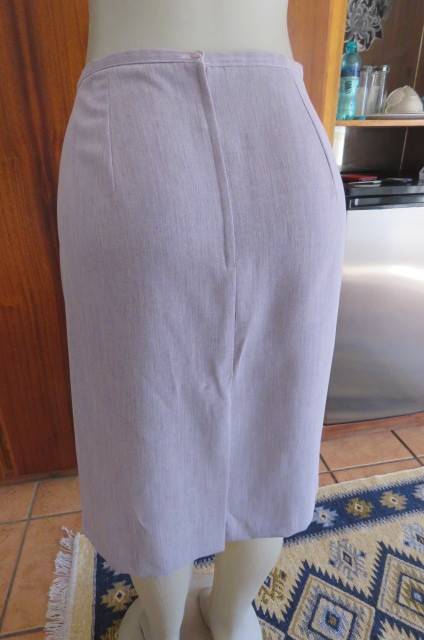 Lavender skirt with mottled look. Just under knee length. Size 42/18 by `Merien Hall`.New condition.