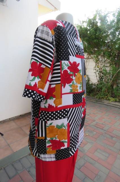 Collarless creased 100% polyester V neck top with short sleeves size 42/18.