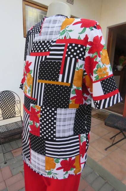 Collarless creased 100% polyester V neck top with short sleeves size 42/18.