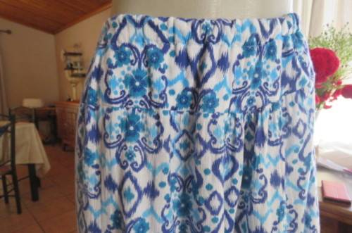 Comfy white and blue patterned skirt by 'Judy's Pride' in size 44/20. With elasticated waist.
