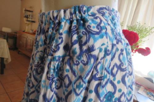 Comfy white and blue patterned skirt by 'Judy's Pride' in size 44/20. With elasticated waist.