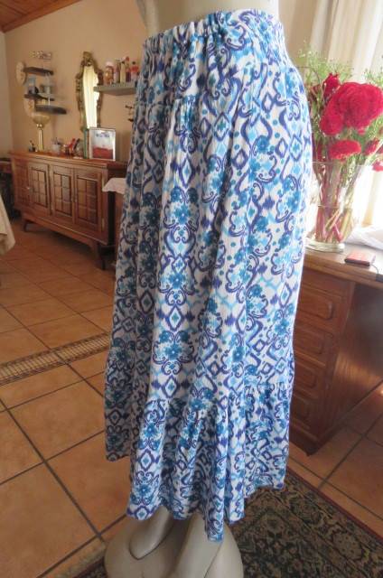 Comfy white and blue patterned skirt by 'Judy's Pride' in size 44/20. With elasticated waist.