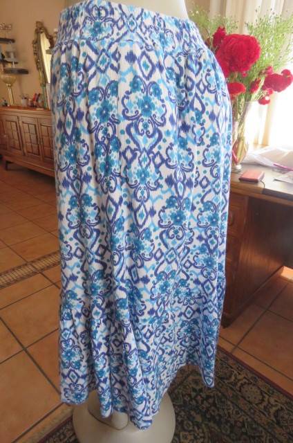 Comfy white and blue patterned skirt by 'Judy's Pride' in size 44/20. With elasticated waist.