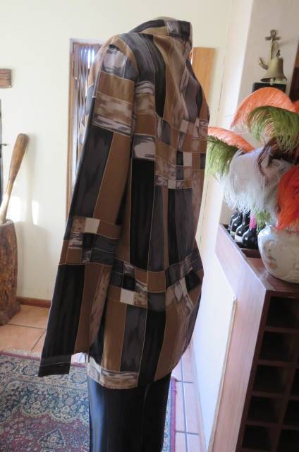 Unique colour blocked long sleeve top in black, beige and greys by 'Designers Original' size 38/14.