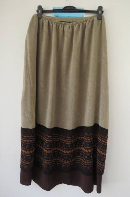 Stunning 2 layer ankle length skirt by 'Anna Pia' in size 48/24. Choc brown underlayer.