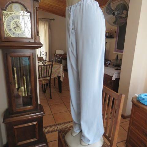 Comfy baby blue long pants in cotton and viscose blend. Elasticated waist back. Size 40/16