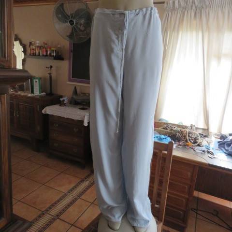 Comfy baby blue long pants in cotton and viscose blend. Elasticated waist back. Size 40/16