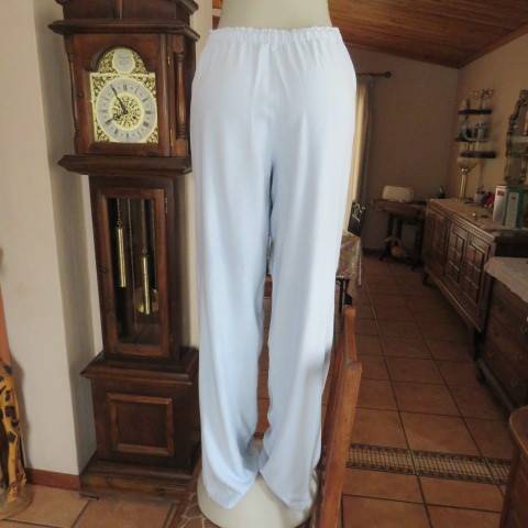 Comfy baby blue long pants in cotton and viscose blend. Elasticated waist back. Size 40/16