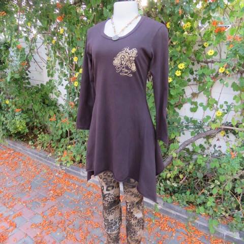 Adorable choc. brown long asymetrical top in 100% cotton with golden ROXY logo. Size 32/34