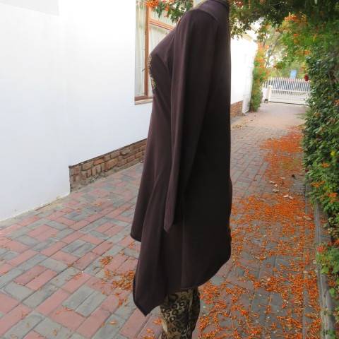 Adorable choc. brown long asymetrical top in 100% cotton with golden ROXY logo. Size 32/34