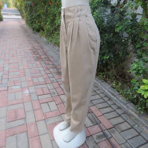 High waisted vintage pants in 100% heavy khaki colour cotton. Size 40/16 by BARRINGTON. As new