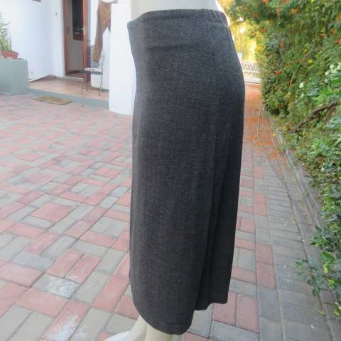 Versatile A-line skirt in grey vertical pattern in jersey. Flat front.Elasticated back.Size 42/18