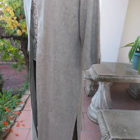 Stylish cover-up coat in olive green and white mottled patterned linen/polyester fabric.Size 36/12