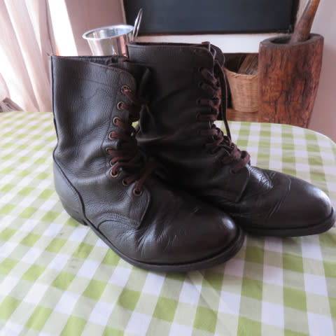 Pair of SADF army brown genuine leather boots in size 9 issued 2002 by BAGSHAW. Army size 270M