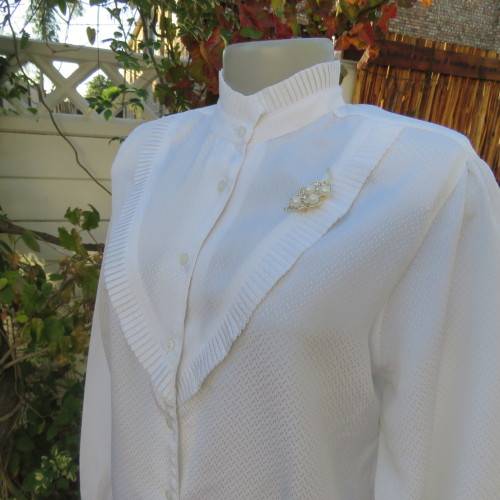 Feminine white vintage blouse from the 80's. By FOSHINI size 36/12.High pleated neckline.As new