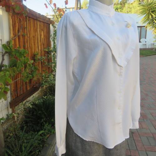 Feminine white vintage blouse from the 80's. By FOSHINI size 36/12.High pleated neckline.As new