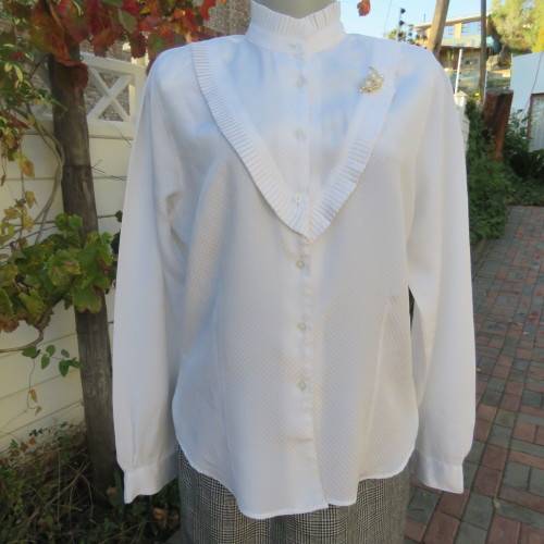 Feminine white vintage blouse from the 80's. By FOSHINI size 36/12.High pleated neckline.As new