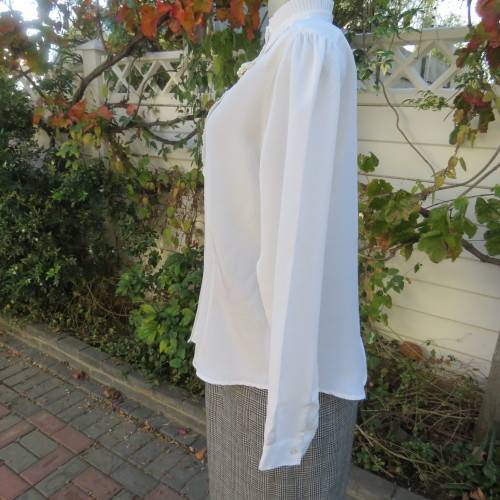 Feminine white vintage blouse from the 80's. By FOSHINI size 36/12.High pleated neckline.As new