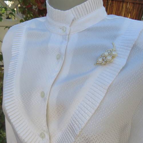 Feminine white vintage blouse from the 80's. By FOSHINI size 36/12.High pleated neckline.As new