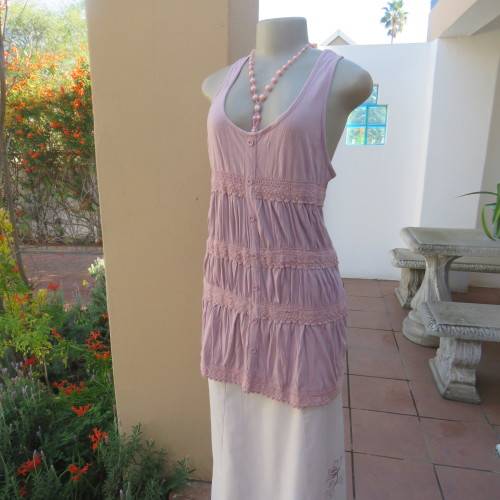 Charming long sleeveless dirty pink top with scoop neckline. Size 36/12 by 'News'. As new.