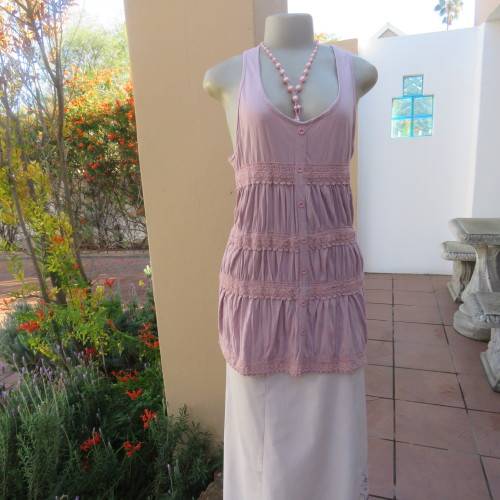 Charming long sleeveless dirty pink top with scoop neckline. Size 36/12 by 'News'. As new.