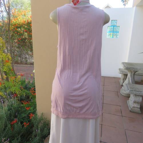 Charming long sleeveless dirty pink top with scoop neckline. Size 36/12 by 'News'. As new.