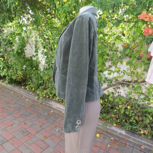 Hunters green cropped velveteen stretch cotton lined jacket by OASIS in size 38/14. Good condition.