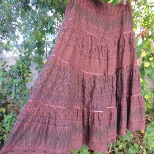 Tiered 100% cotton skirt in shades of brown with horizontal border patterns.Size 42/18 by FOSHINI