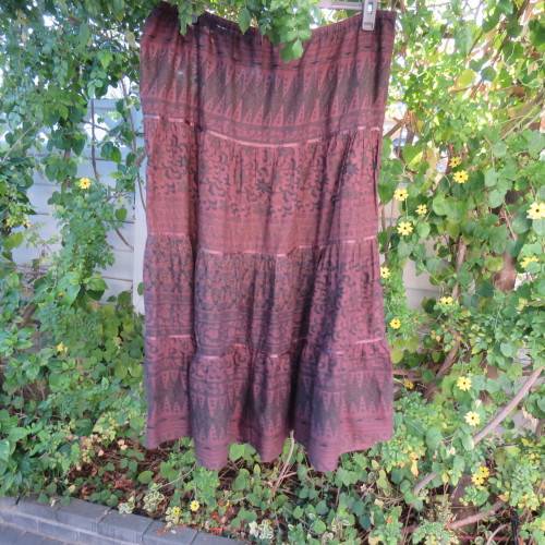 Tiered 100% cotton skirt in shades of brown with horizontal border patterns.Size 42/18 by FOSHINI